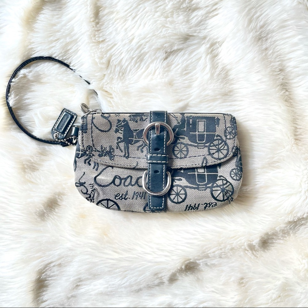 Coach Wristlet: Traditional print